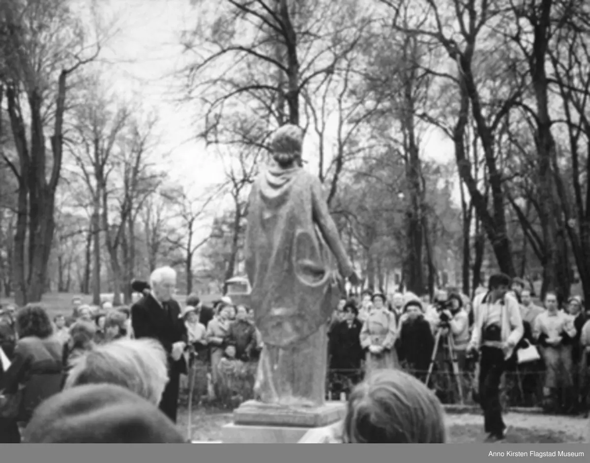 Joseph Grimelands statue av Kirsten Flagstad, avduket foran Norges Musikkhøgskole 5. mai 1982. I dag står statuen på Kirsten Flagstads plass 1, foran Den Norske Opera & Ballett i Oslo. Joseph Grimeland's statue of Kirsten Flagstad, unveiled in front of Norges Musikkhøgskole 5 May 1982. Today the statue is placed on Kirsten Flagstad Place 1, in front of Den Norske Opera & Ballett in Oslo. 