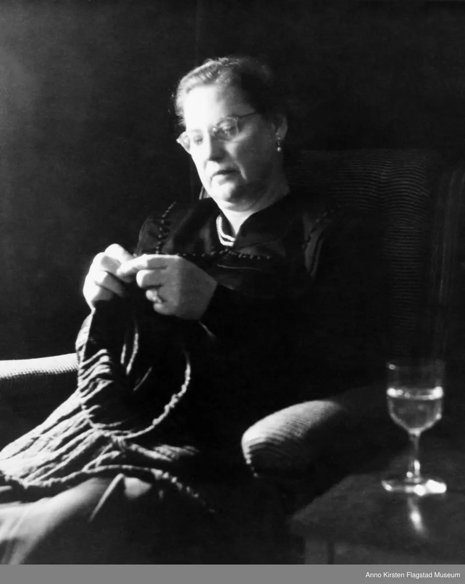 Kirsten Flagstad med strikketøy. Portrett. Kirsten Flagstad knitting. Portrait. 