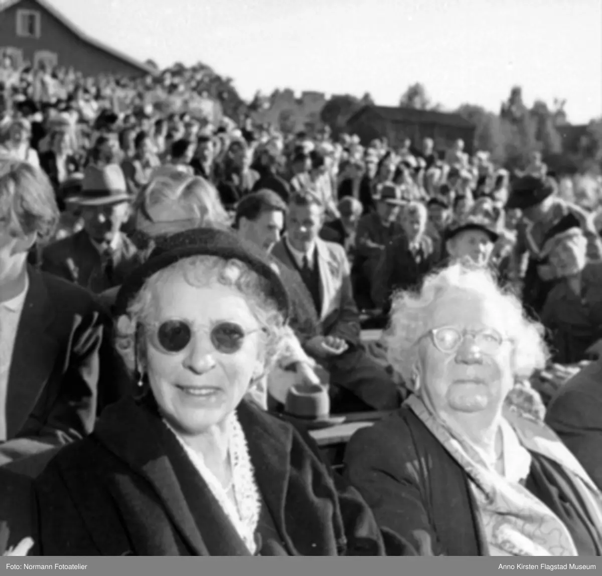 Kirsten Flagstad synger ved en friluftskonsert på Domkirkeodden, Hamar 30. august 1953. Ved klaveret akkompagnatør Amund Raknerud. Her sees Kirsten Flagstads husholderske Beret Stabben og hennes mor Marie Flagstad. Kirsten Flagstad at an open air recital at Domkirkeodden, Hamar 30. August 1953. Amund Raknerud accompanist at the piano. Here are Kirsten Flagstads housekeeper Beret Stabben and her mother Marie Flagstad. 