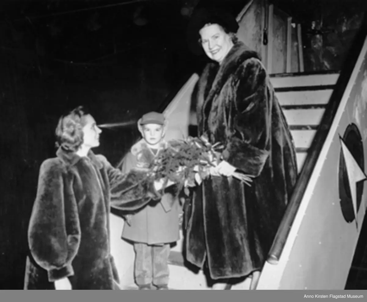 Kirsten Flagstads datter Else Marie, hennes dattersønn Sigurd Hall Dusenberry og Kirsten Flagstad 1952. Kirsten Flagstads daughter Else Marie, her grandchild Sigurd Hall Dusenberry and Kirsten Flagstad 1952. 