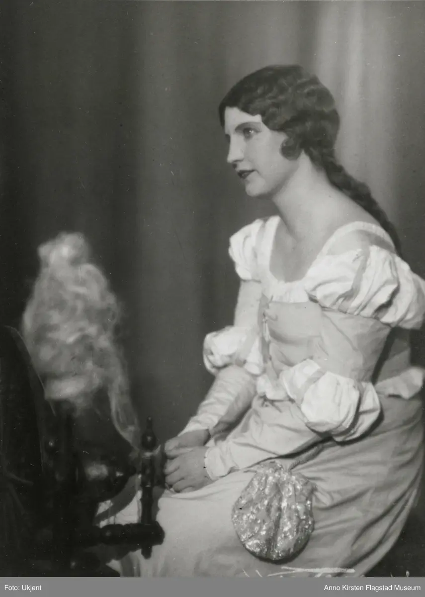 Rollebilde. Kirsten Flagstad som Margarete i Faust, opera av Charles Gounod, Casion, Oslo. Rolledebut 7. desember 1926.  Signert "Nora med tak for al hygge, kameratskap. Kirsten 1 jan 28". Role photo.  Kirsten Flagstad as Margarete i Faust, opera by Charles Gounod, Casion, Oslo. Role debut 7 December 1926. 