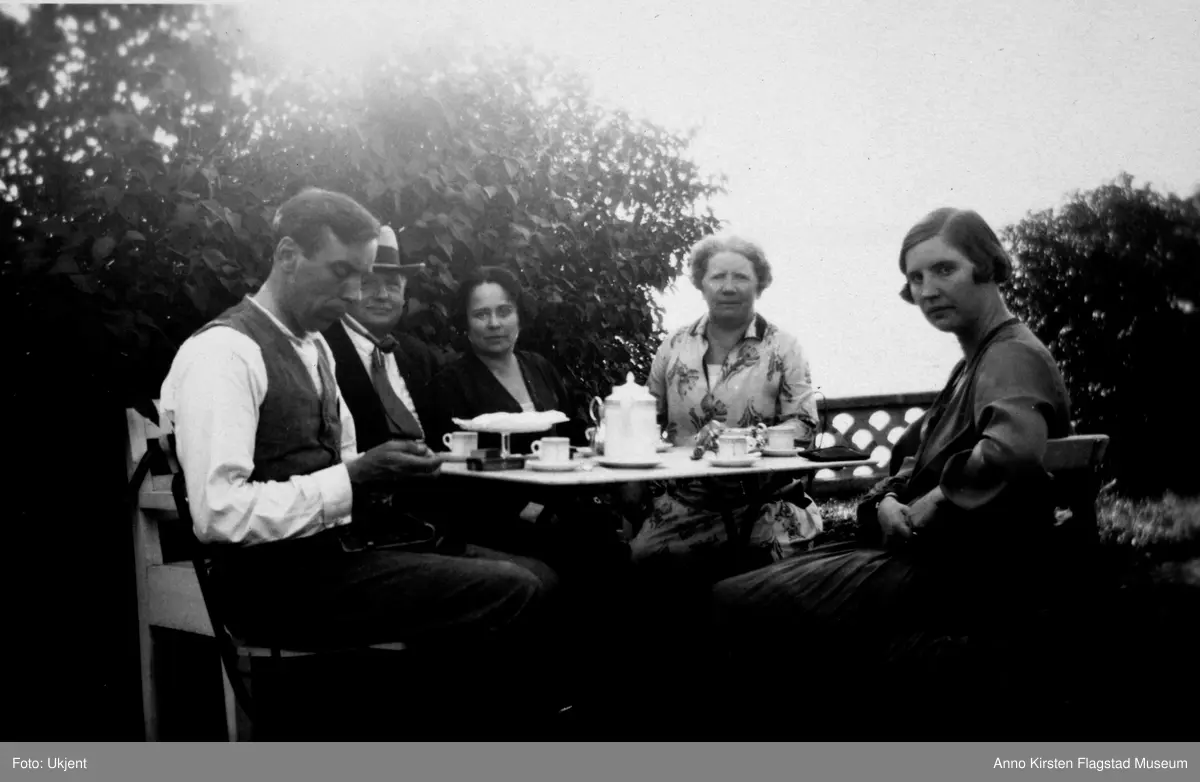 Vinderen, Oslo 1926. Fra venstre: Kirsten Flagstads ektemann Sigurd Hall, hennes far Michael Flagstad, ukjent, hennes mor Marie Flagstad og Kirsten Flagstad.  Vinderen, Oslo 1926.  From left: Kirsten Flagstad's husband Sigurd Hall, her father Michael Flagstad, unknown, her mother Marie Flagstad and Kirsten Flagstad. 