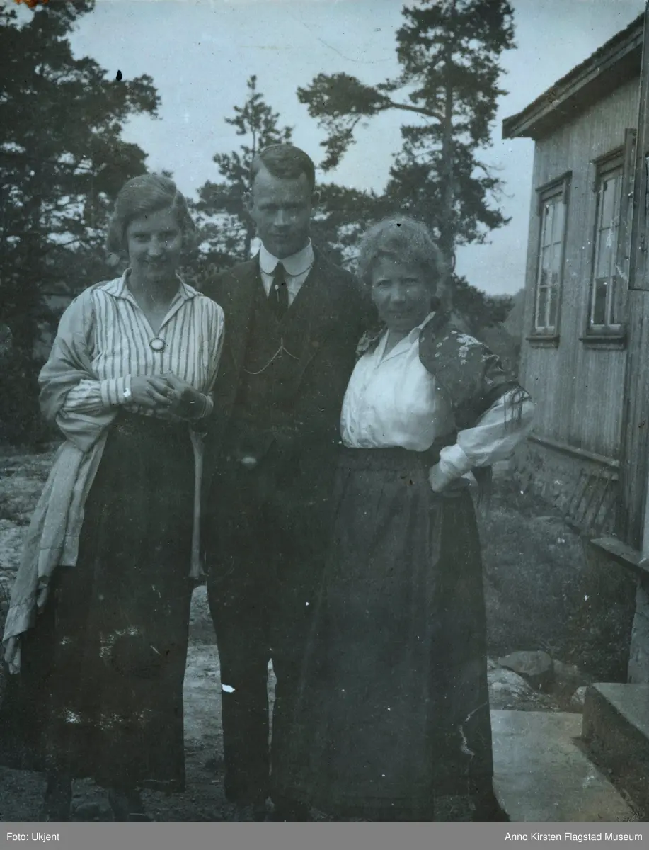 Kirsten Flagstad, hennes fetter Bjarne Johnsrud og hennes mor Marie Flagstad i Drøbak 1919. Kirsten Flagstad, her cousin Bjarne Johnsrud and her mother Marie Flagstad at Drøbak 1919. 