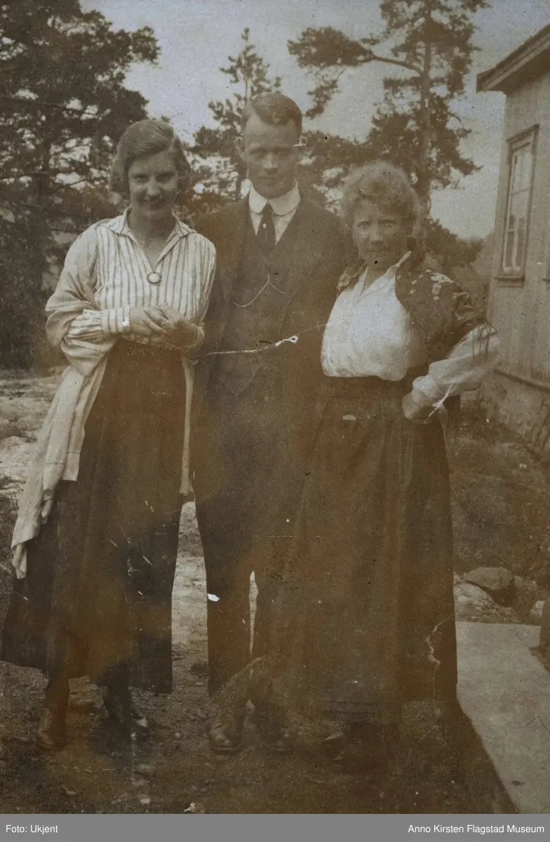 Kirsten Flagstad, hennes fetter Bjarne Johnsrud og hennes mor Marie Flagstad i Drøbak 1919. Kirsten Flagstad, her cousin Bjarne Johnsrud and her mother Marie Flagstad at Drøbak 1919. 
