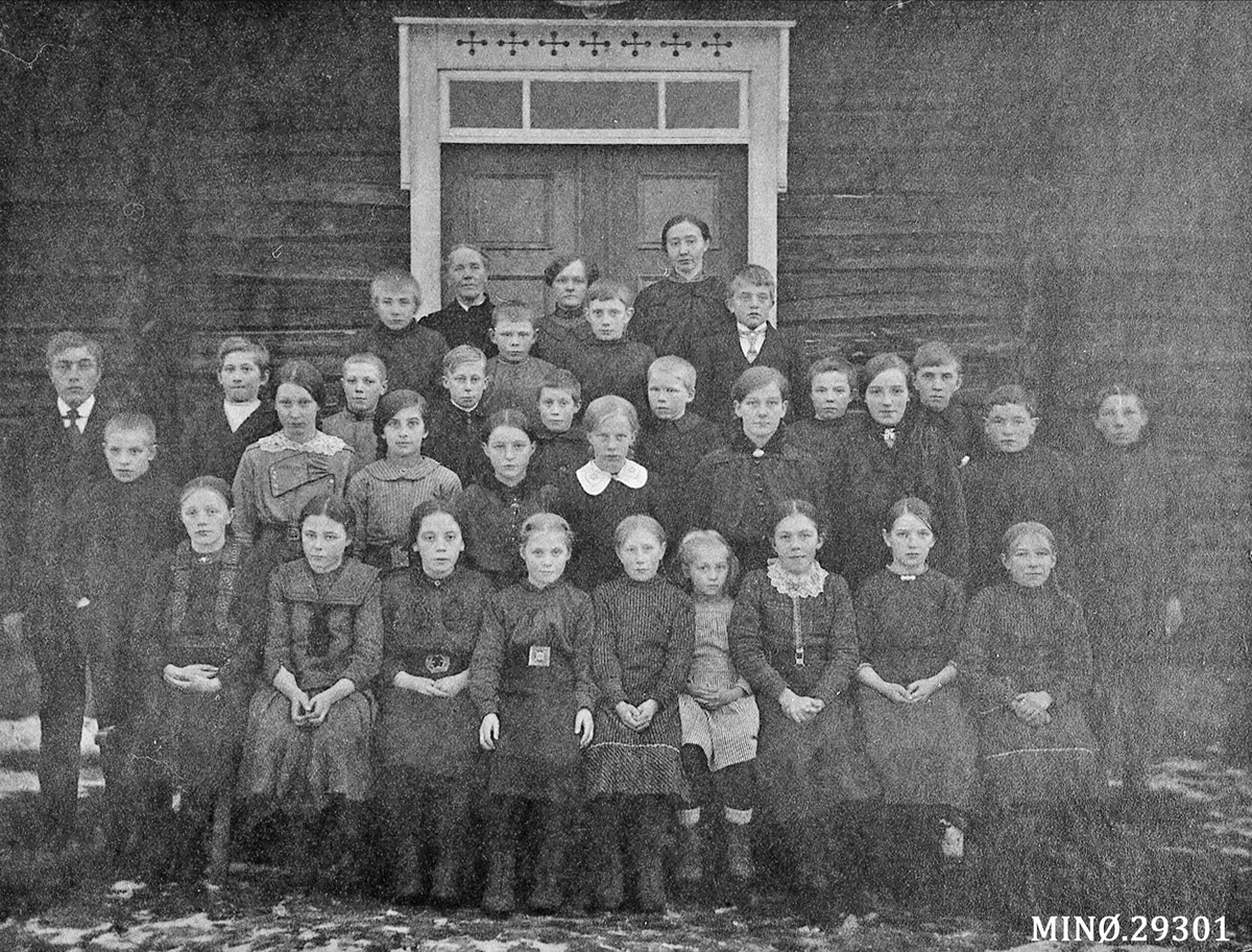 Gruppebilde, Os barnelosje utenfor "Fram". Ledere var Ingeborg Løvfald, Gea Hafstad og Dorthea Aune (Alvsåker)