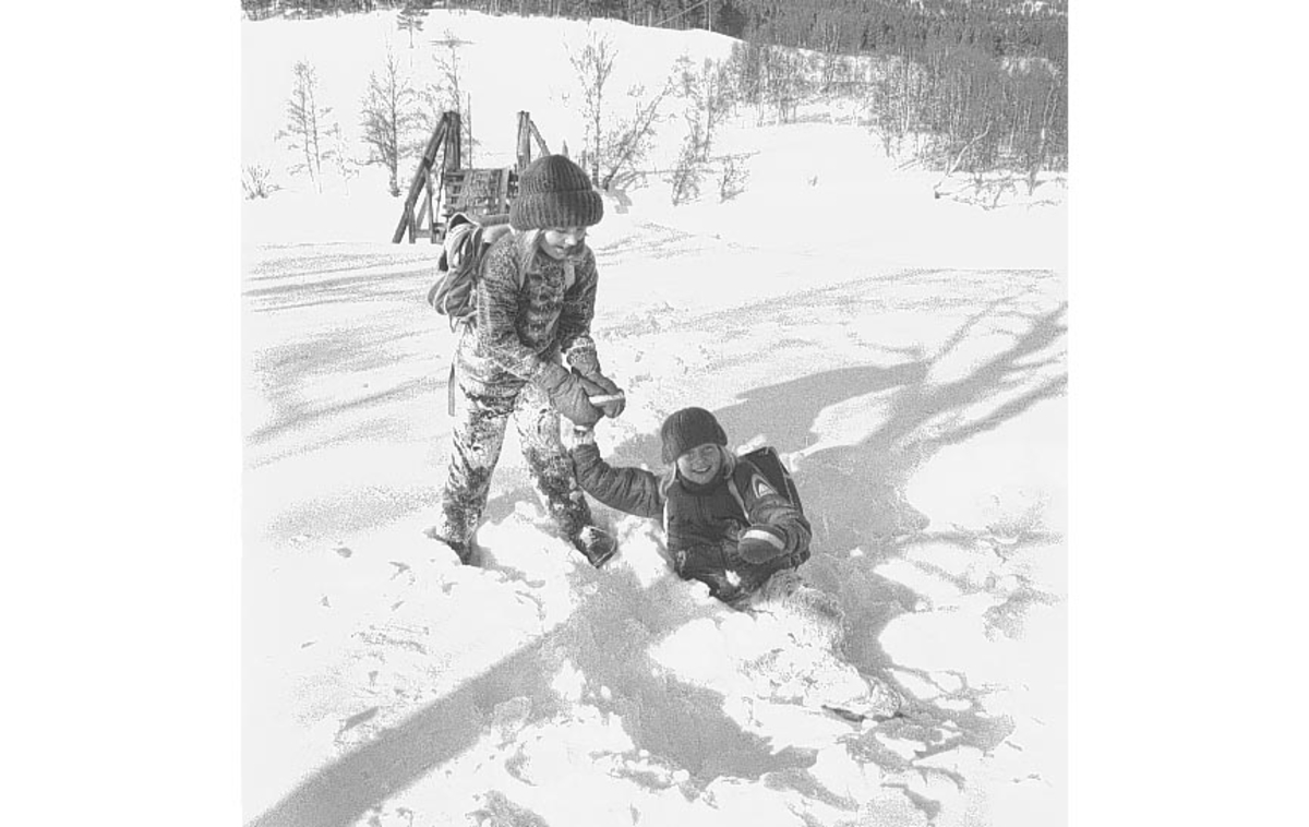 Folldal, Krokmoen, to barn går i dyp snø, Bruløse