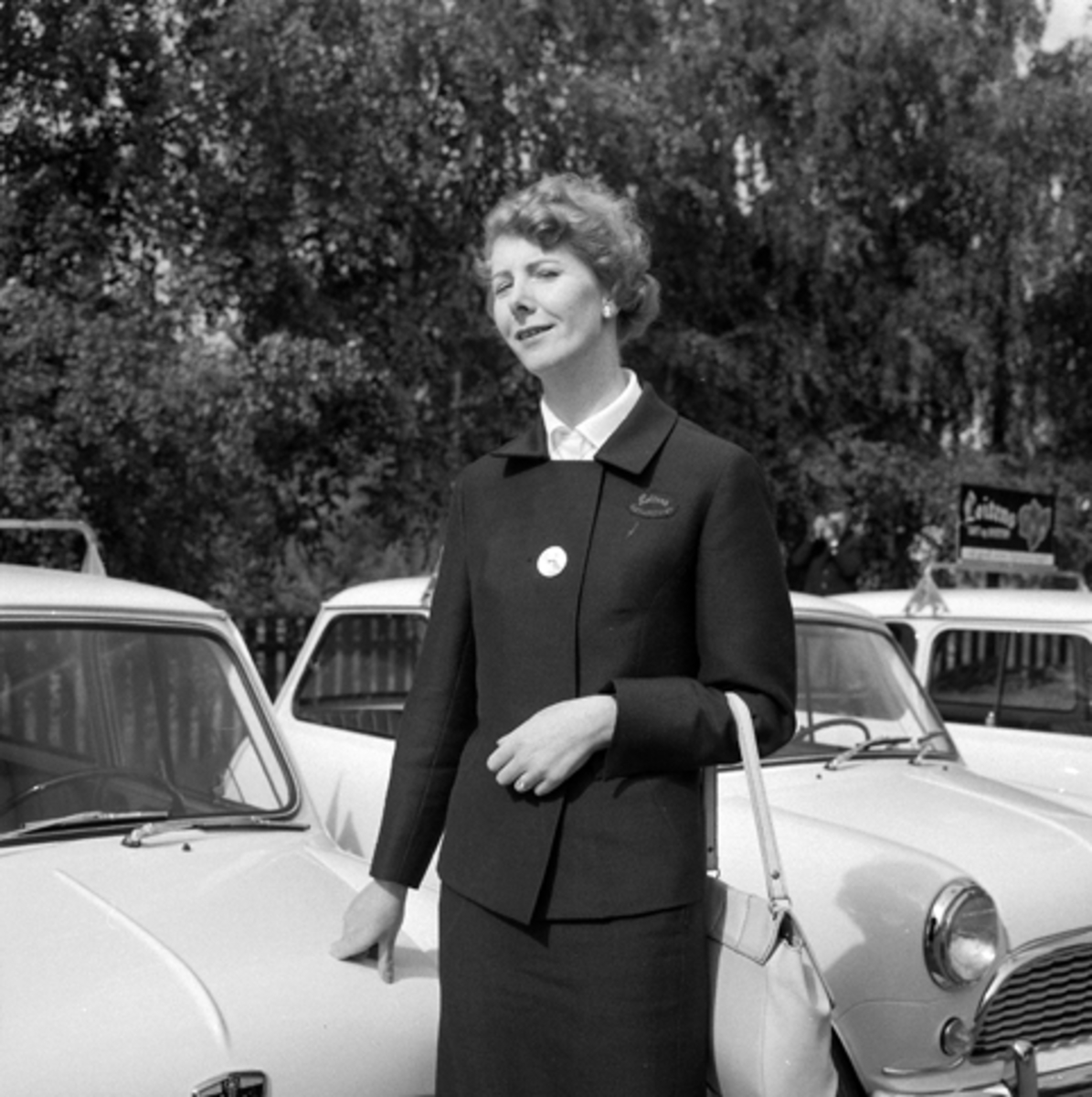 Løten. Løiten Brænderi, Saft- og konservesfabrikk, kvinnelige salgsrepresentanter med egne biler av merke "Austin" fra British Leyland, "Løitens saft og syltetøy - så godt som hjemmelaget",
