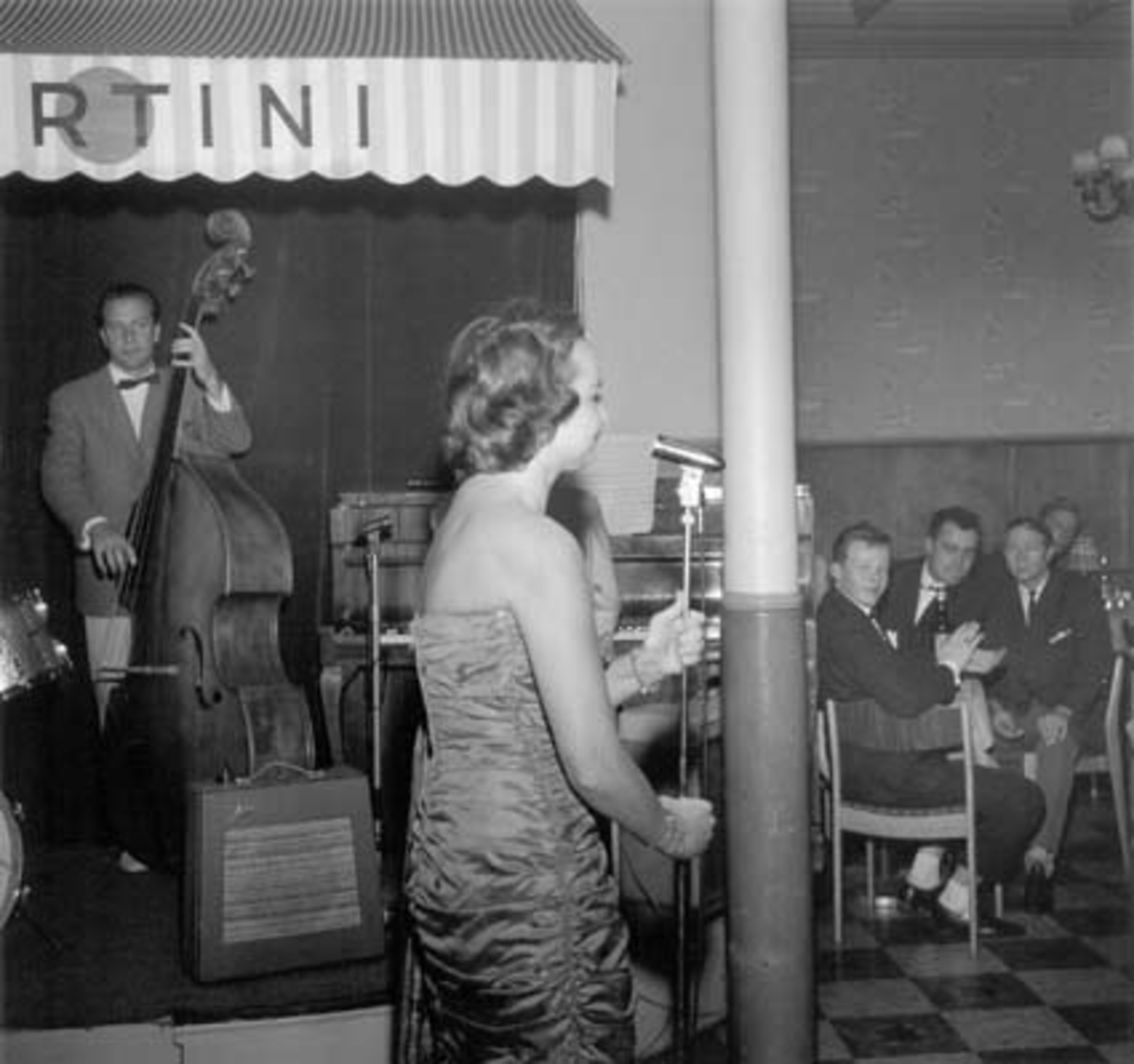 Hamar, Torggata 1, Grand Hotell, interiør fra grillen og dansebaren, sanger Maud Nygren med mikrofon, musikere i bakgrunnen,