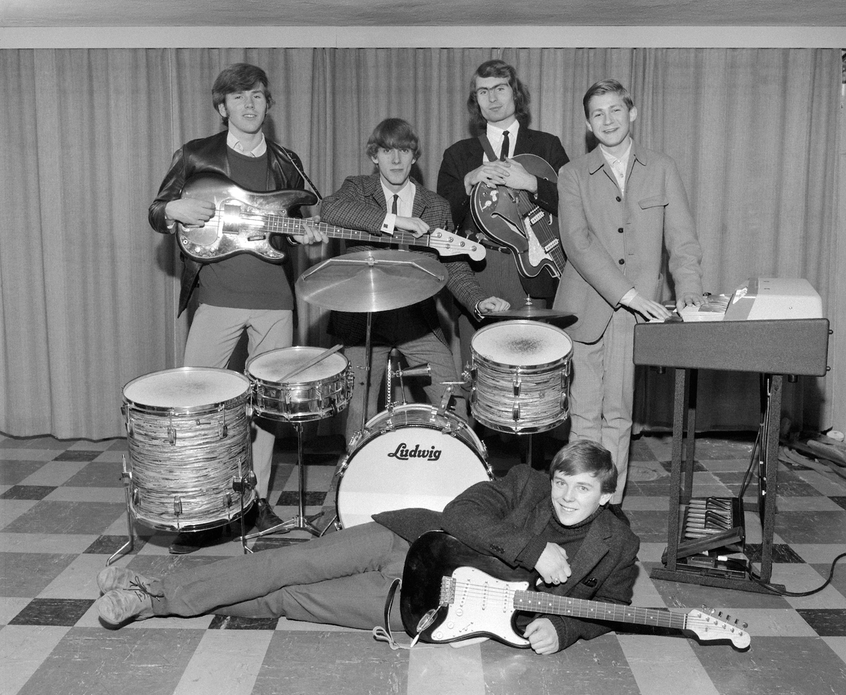 KNOCKABOUT TUNES I 1966. BAK F. V. ÅSMUND SNORTHEIM (BASS), TOR HALVORSEN (TROMMER), HELGE HØGETVEIT (RYTMEGITAR), REIDAR NORDBY JR. (ORGEL), OG FORAN BJØRN HVAL (SOLOGITAR). MUSIKK, ROCK. 