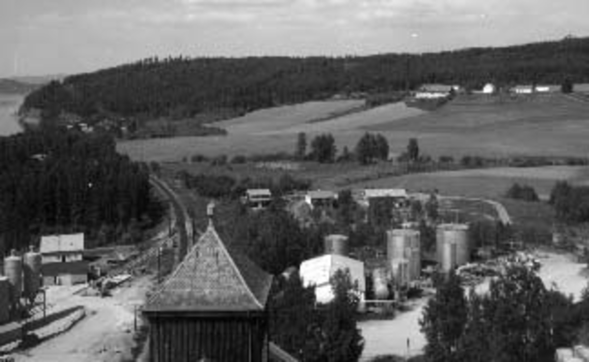 Hamar vest, utsikt fra Kornsiloen mot Furberget gård, før utbygging i 1966, A/S Norske Shell bensinlager i forgrunnen, Kornsilovegen,