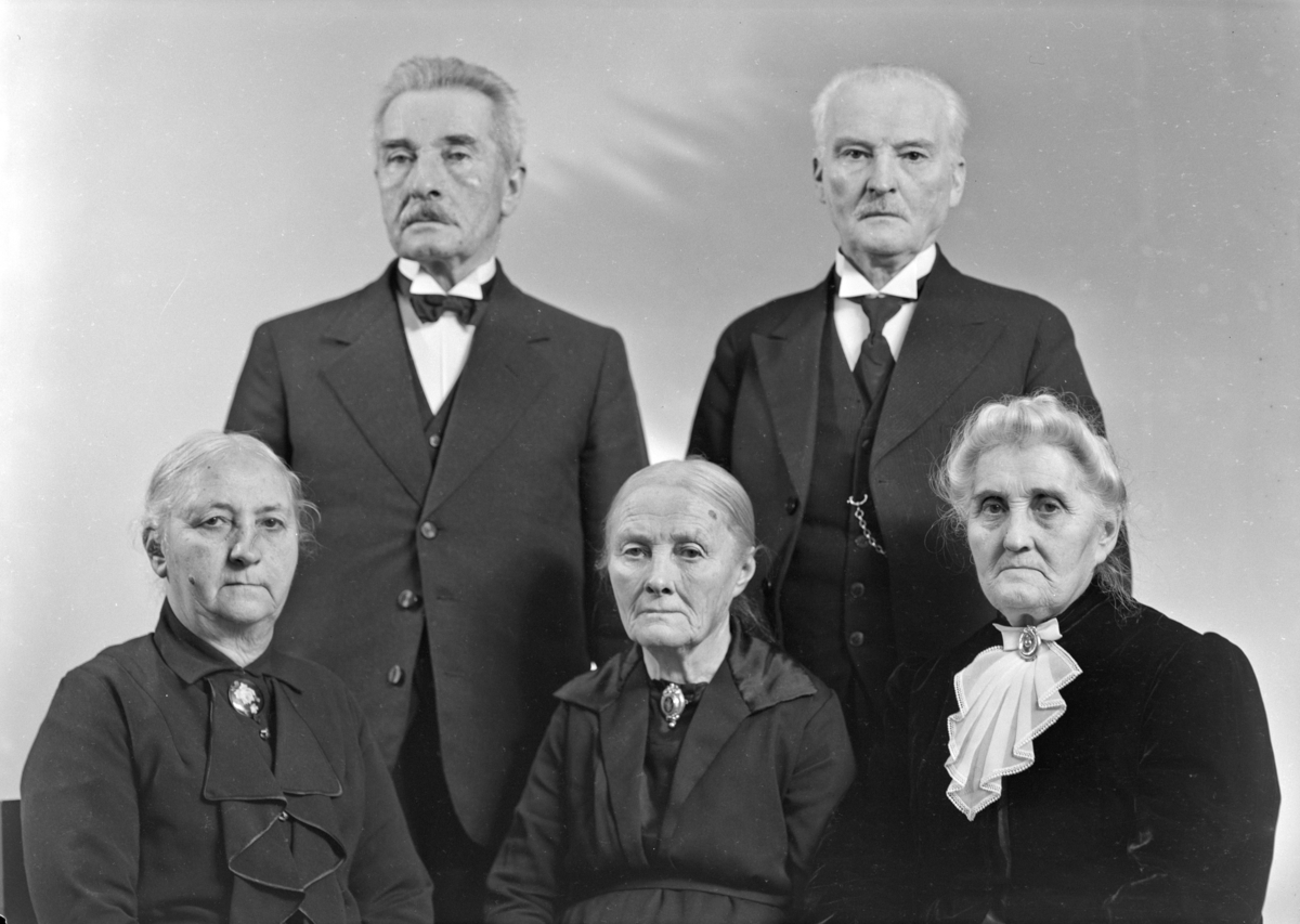 Hamar, familiefoto, bak fra venstre: kjøpmann Even Godager (1859-1942), Jens Godager (1860-1951). Foran fra venstre: Thora Julie Godager født Ebro (1872-), Marthe Godager (19.01.1855-20.12.1946) på Norstad i Ottestad, gårdeier og forretningskvinne Pernille Godager (1856-1948). (Thora gift med Even Godager) ellers 4 søsken på foto,