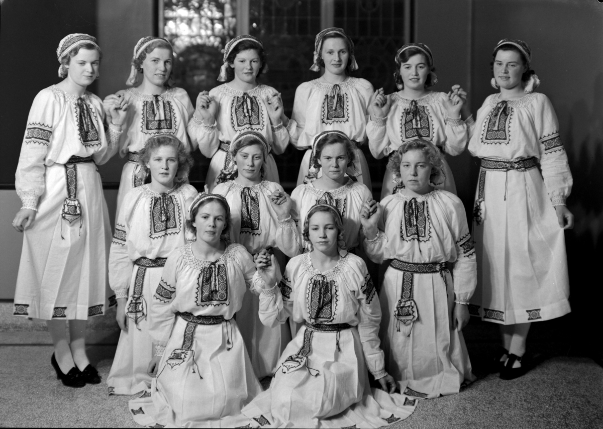 Hamar, St. Torfinns kirke, gruppe jenter i drakter,