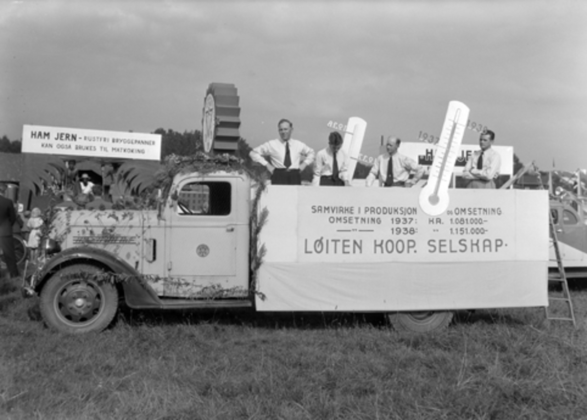 Hamar, Hamardagen 1939, lastebil med reklame for Løiten Kooperative Selskap pyntet med blomster, dagen var en todagers fest som samlet 50 000 mennesker, bilkortesje som representerte distriktets handel, håndverk og industri,