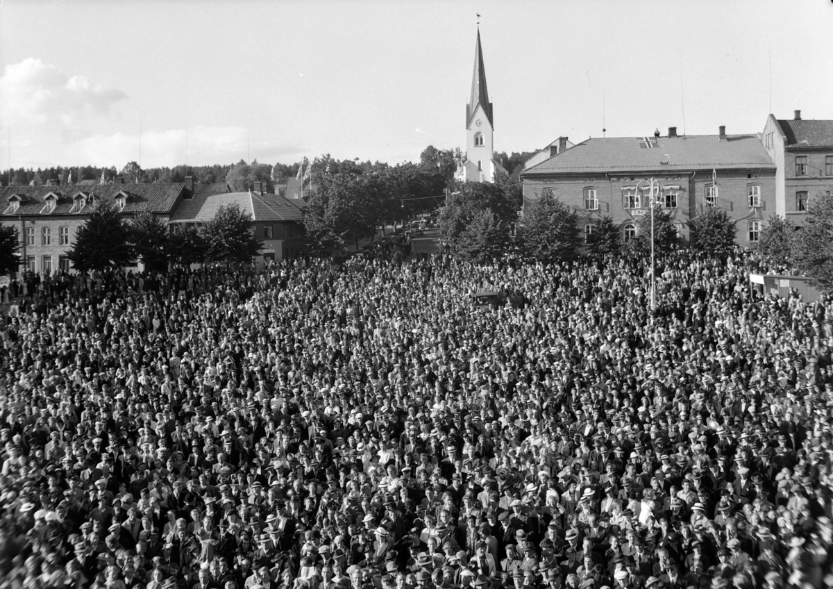 Hamar, Hamardagen 1939, Stortorget, dagen var en todagers fest som samlet 50 000 mennesker, bilkortesje som representerte distriktets handel, håndverk og industri,