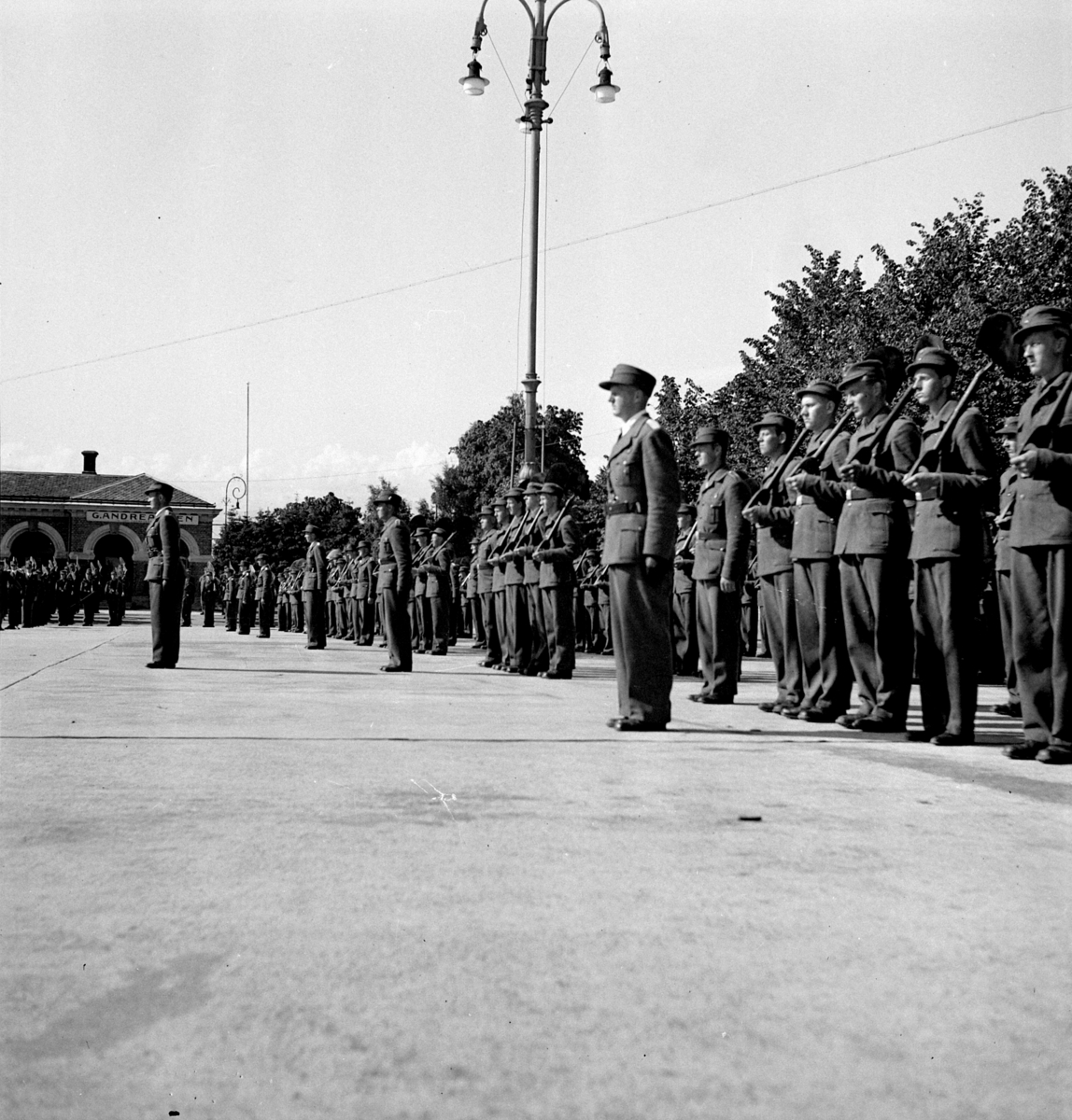 Hedmark Arbeidsfylkings idrettsstevne på Hamar. 27-28 juni 1942. Dette var en organisasjon som prøvde å mobilisere ungdom til å gjøre samfunnsnyttig arbeid. Organisasjonen kom under stor innflytelse fra Nasjonal Samling, NS. Her står mannskapet oppstilt på Stortorget under åpningen av stevnet. 
Se NO-09172-01 til NO-09172-13. 