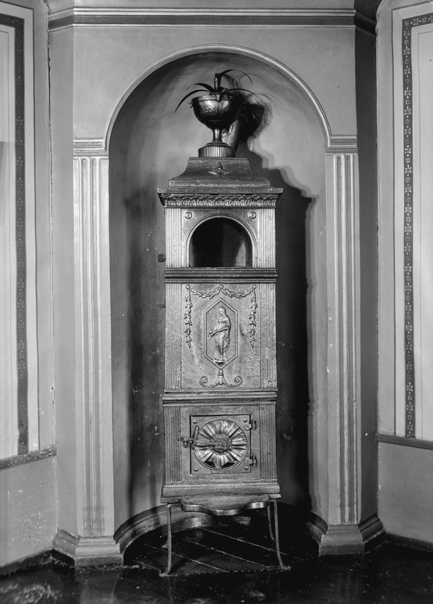 Hovelsrud, Helgøya. Stueinteriør med empireovn.