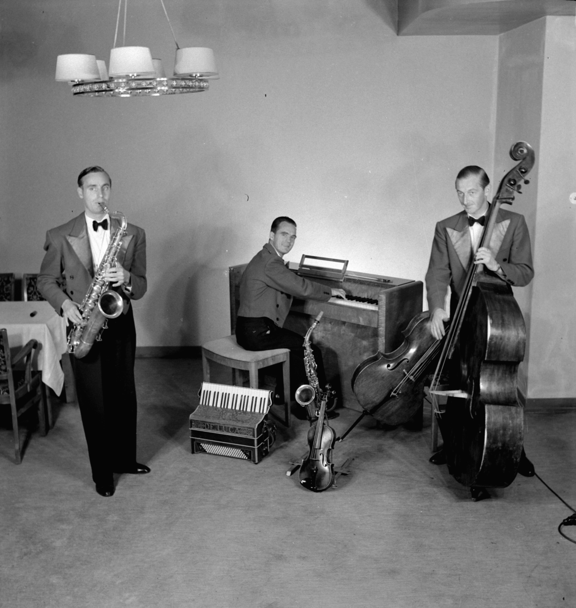 Hamar, Torggata 23, Hotell Astoria, Liers Trio. William Lier piano og trekkspill, Bjørn Robarth fiolin og Saksofon, Kåre Johnsbråten cello og kontrabass, 