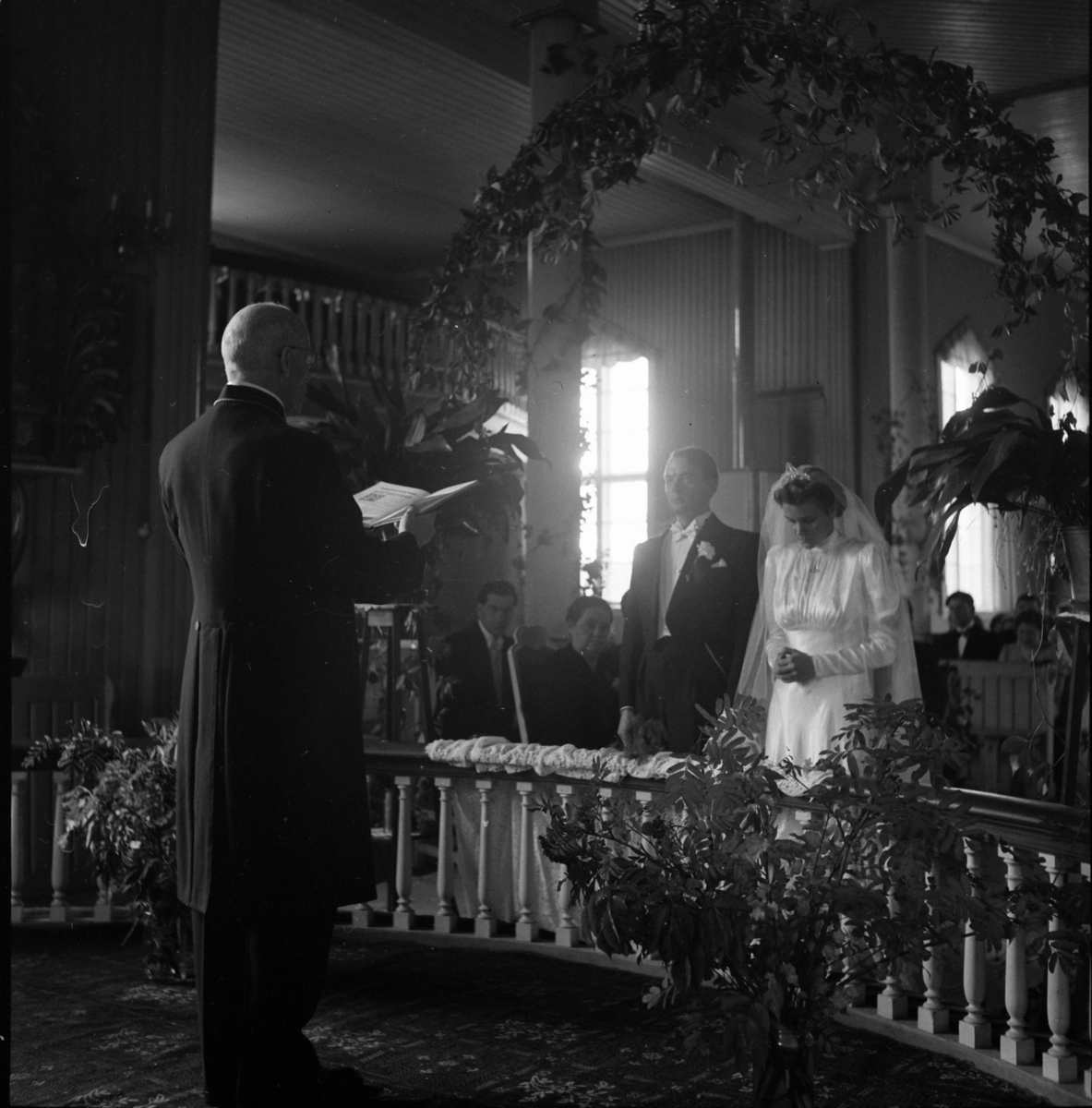 Ringsaker, Veldre kirke, brudepar, Gina Langmoen og prest Sigmund Lystrup, 