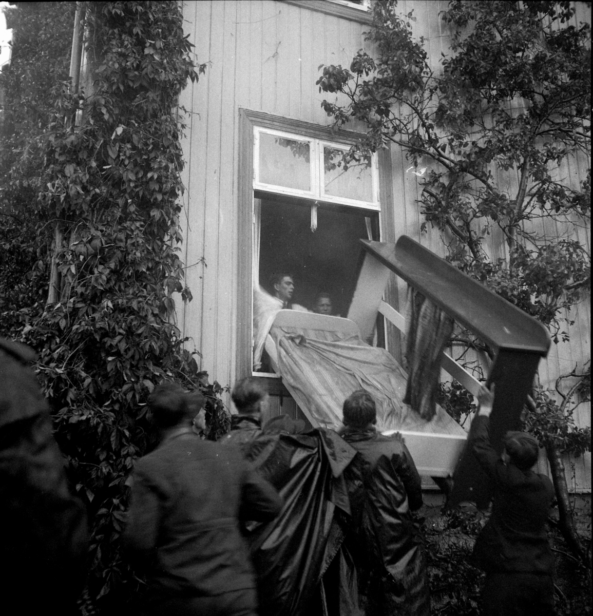 Hamar, Storhamar gård, hovedbygningen ble truffet av et lynnedslag 18. juni 1939 og det ble brann, Hamar brannvesen utøver brannslukning, noen møbler og inventar forsøkes å bli reddet,