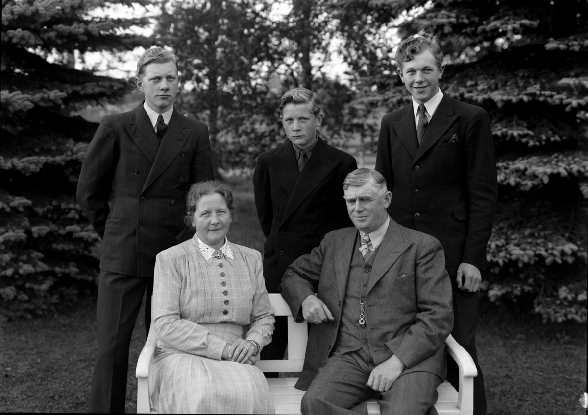 Stange, Vevla gård, familiegruppe, gårdbruker Simen Ilseng (1892-) og Signe Ilseng (1895-) født Lundby, barna: Jon Ilseng (1920-), Even Ilseng (1921-) og Knut Ilseng (1928-)