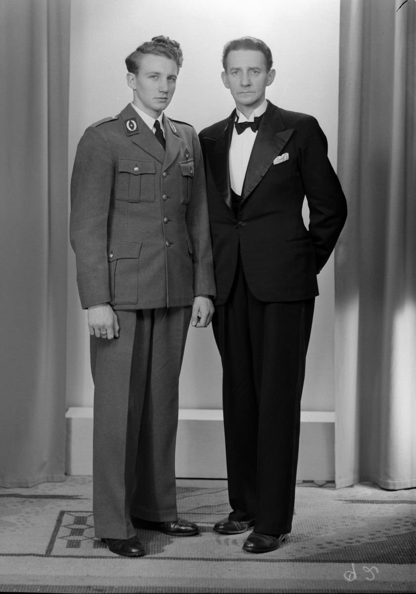 KUNSTN. I. K. SUNDFØR, REKSTAD GÅRD, STANGE. 2 HERRER
