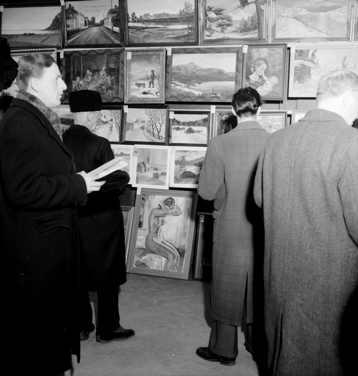 Malerier. Vårutstilling i Festiviteten på Hamar arrangert av avisa Hedemarkingen. Det ble innlevert nærmere 500 arbeider både fra profesjonelle og amatører og alle fikk være med. I følge avisa selv var det 3700 mennesker innom og besøkte utstillinga. 