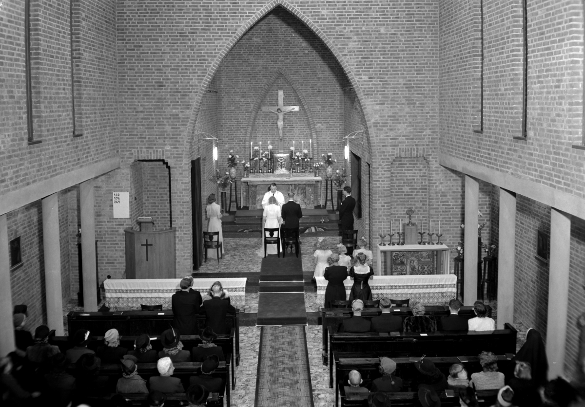 KRISTIAN TILLY, SOLVANG, HAMAR. BRUDEPAR I KATOLSKE KIRKE. 