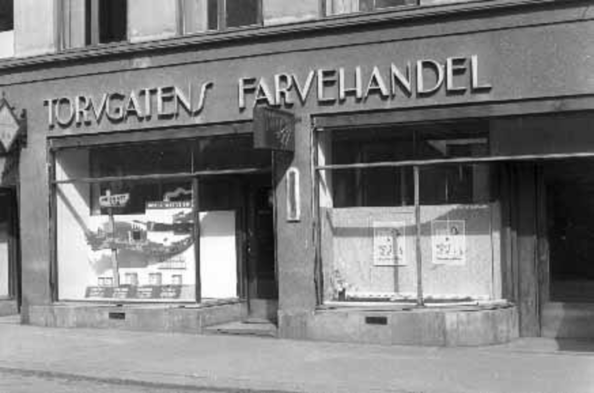 Hamar, Torggata 41, M. Steen bygget på Østre Torg, Torvgatens Farvehandel, drevet av Reidar Joner og Harald Wien, utstillingsvindu,