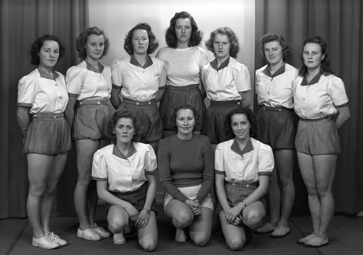 Hamar, Hamkam, Hamarkameratenes damelag i håndball, kretsmestre 1947, foran fra venstre: Nora Sigstad, Anna Jacobsen, Inger Stensrud. bak fra venstre: Karen Winqiust, Ruth Olsen, Gerd Tangen, Lillian Grønstad, Asta Gulbrandsen, Margrethe Finstad, Else Brovold,