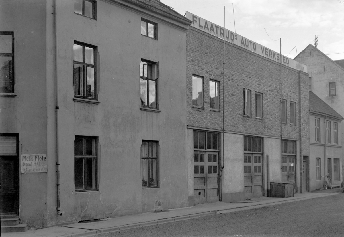 Hamar, Østregate 21, Flaatruds Auto A/S, bilforretning og bilverksted flyttet hit i 1935 etter brannen i Torggata, firmaet etablert av Hamar Sportsforretnings bilavdeling som startet i 1920 i Torggata 43, firmaet overtatt av brødrene Kittil Flaatrud og Hans Flaatrud, eksteriør bilverkstedet, Flaatruds Auto Verksted, hjørnegården revet april 1970,
