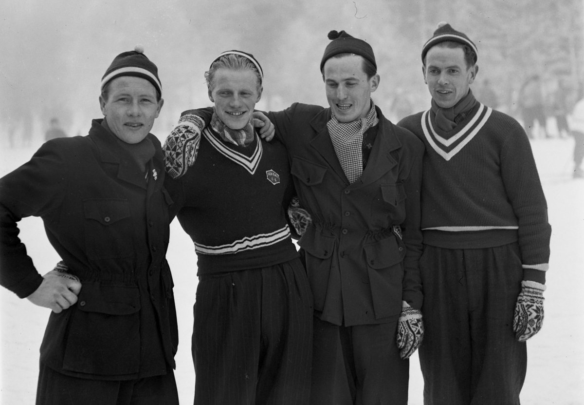 NM. Norgesmesterskap på ski, langrenn på Høsbjør i Furnes 1949. Skisport. Vinteridrett. Nord-Østerdal, vinnere av 4x10 km stafett. F.v. Ottar Gjermundshaug, Alf Plassgård, Lars Nesset, Arthur Hovde.