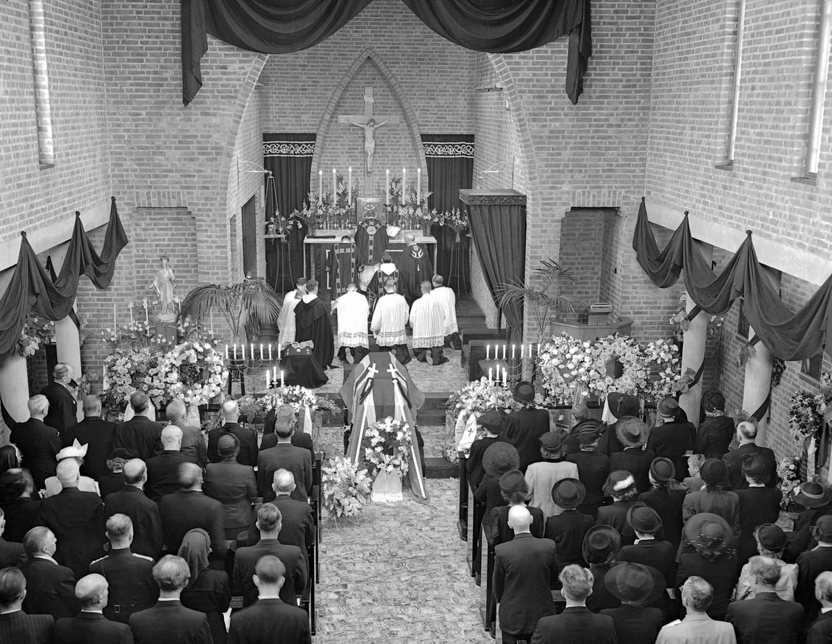 Hamar, Torggata 113. St. Torfinns kirke, Begravelse for forfatter Sigrid Undset, requimmesse av Dr. Jac. Mangers,