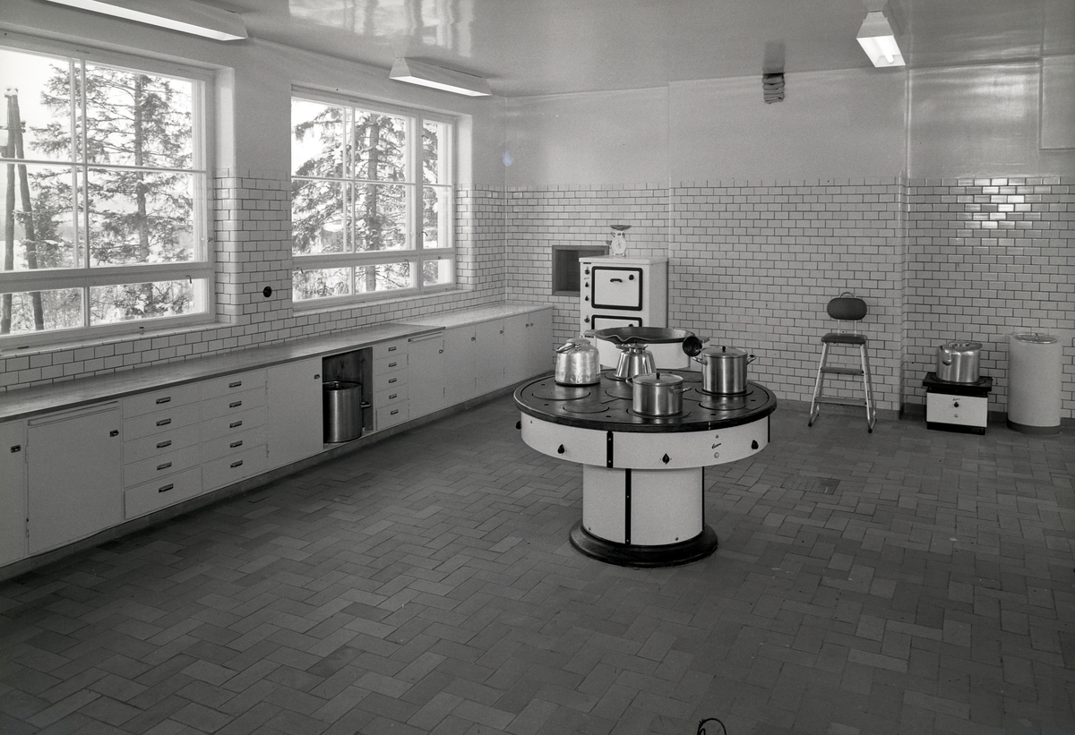 Østlandske Vanførehjem, Ottestad i Stange. Interiør, kjøkken, komfyr, kjøkkeninnredning. Foto 31. 01. 1950. 