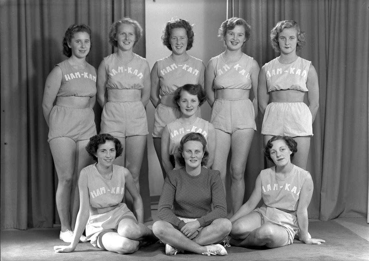 Hamar, Hamarkameratene, Hamkam, damelag i håndball, bak fra venstre: Aud Stensby, Asta Gullbrandsen, Gerd Tangen (gift Andersen), Ingrid Karlsen, Vesla Olsen, i midten: Grete Winkvist. 
Foran fra venstre: Inger Stensrud, Else Brodal og Karin Winkvist, hånballgruppen,