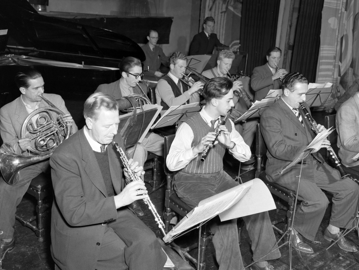 Hamar Orkesterforening, øving før konsert. Musikk. Første rekke f. v. Odd Øde, Jan Jørgensen og Egil Hansen. Øverste rekke f. v. Henry Elfstedt, Gerhard Olsen, Bjørn Olsen, Anders Ørbeck og Ivar Bådshus