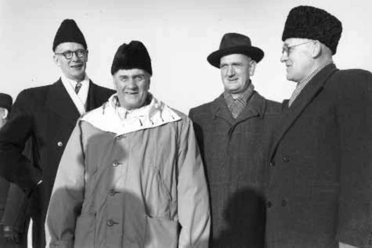 Hamar flyplass, Stafsberg, åpningsdagen 17.11.1950. fra venstre ordfører Erling Audensen (1894-1978), rådmann Sigurd Pedersen (1893-1968), åpnet av statsråd samferdselsminister Nils Langhelle (1907-1967), stortingsrepresentant Einar Frogner (1983-1955) fra Løten,