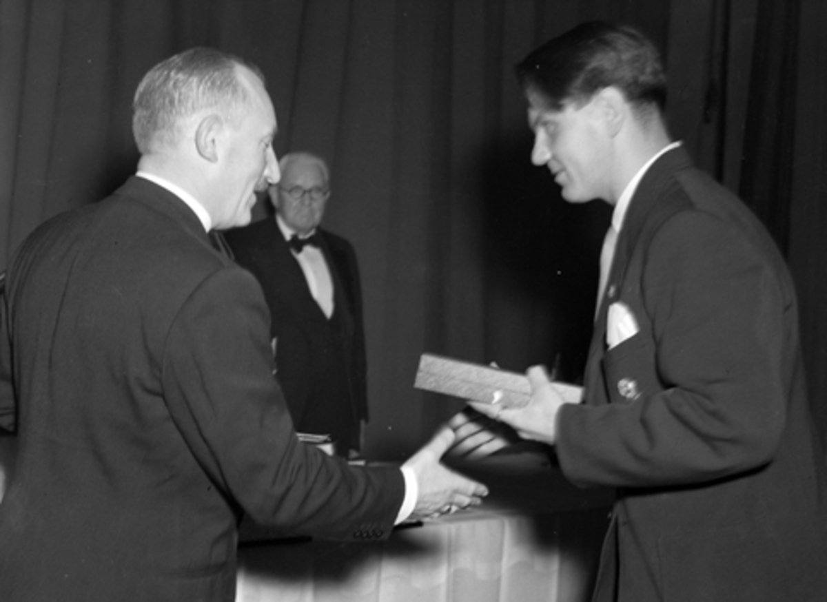 Hamar stadion, verdensmesterskap på skøyter 1952, VM 1952, fra festmiddagen i Festiviteten, ukjent mann mottar premie, (Antatt: Lassi Parkinnen fra Finland fikk sølvplassen i VM)