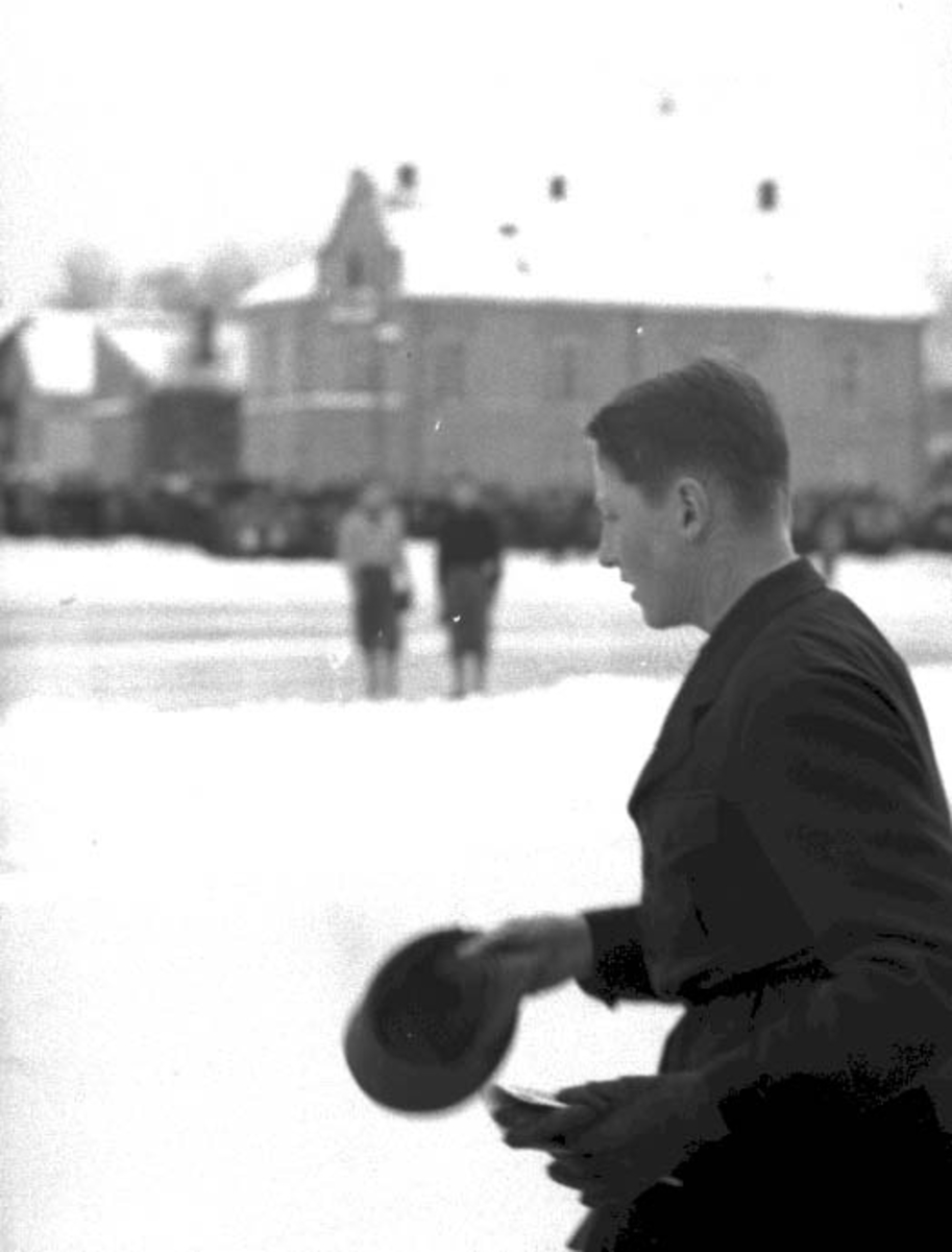 Hamar stadion, prins Harald ankommer til europamesterskapet på skøyter 1953,