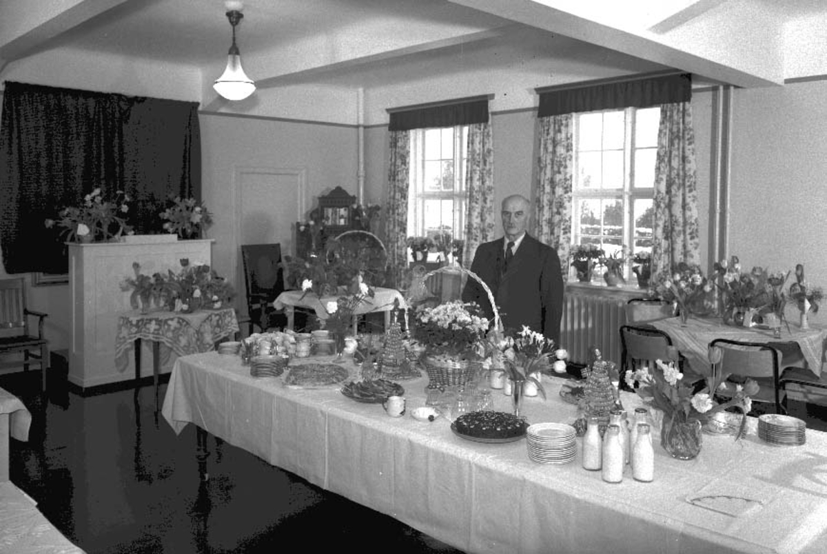 Hamar, meieribestyrer Smestad ved Hedmark Meieri 70 års dag, festbord og gavebord,  
