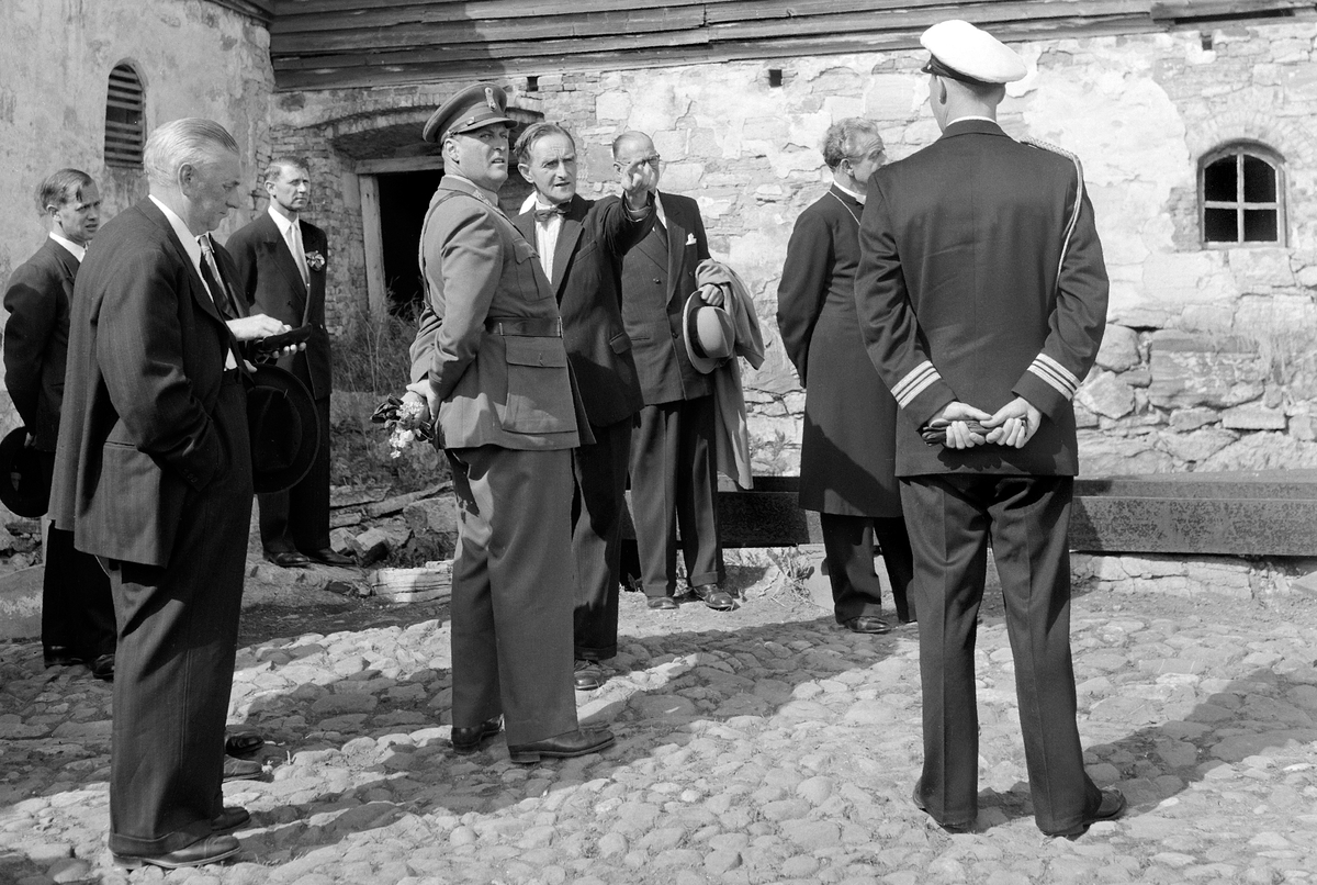 Hamar, Domkirkeodden, Hamardagen 1955, Hamar bispestol 800 år, kronprins Olav får omvisning i Hamarkaupangen av museumsbestyrer Toralv Bleken Nilssen, rådmann Sigurd Pedersen t.v. borggården, 