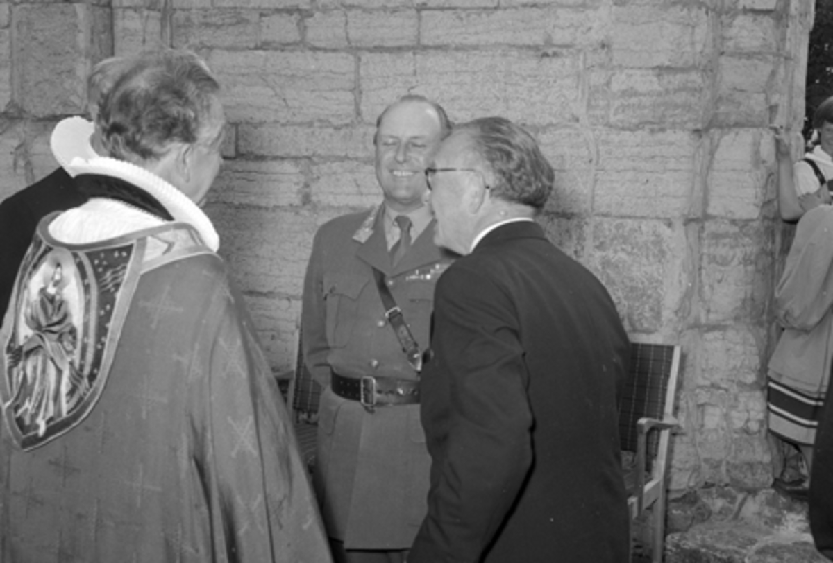 Hamar, Domkirkeodden, Domkirkeruinen, Hamardagen 1955, Hamar bispestol 800 år, festgudstjeneste, kronprins Olav, biskop Kristian Schjelderup og statsråd Birger Martin Bergersen,