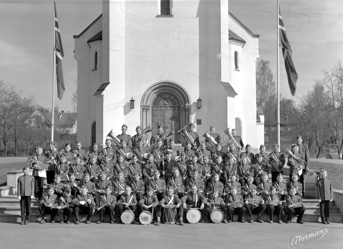 Postkort, Hamar Guttemusikkorps 1. mai 1956. 3 opptak, korpsmusikk, musikkorps foran Hamar domkirke
