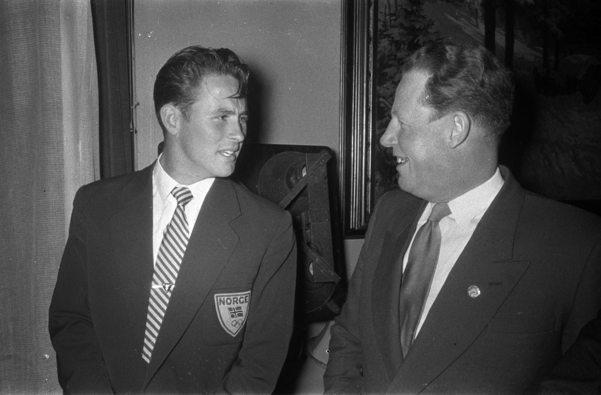 Egil Danielsen kommer hjem til Hamar etter å ha vunnet Olympisk gullmedalje i spyd i Melbourne 1956. Mottakelse i Hamar Rådhus, Festiviteten. Egil Danielsen sammen med Alf "Jønna" Ingvaldsen. 