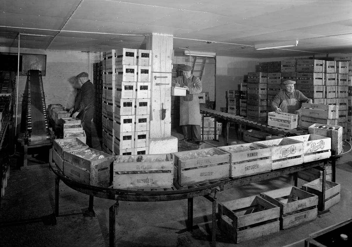 Hamar, Storhamargata 61, Hamar Bryggeri, sortering, ølkasser, flaskeskyllingsmaskin. kvinnearbeid.