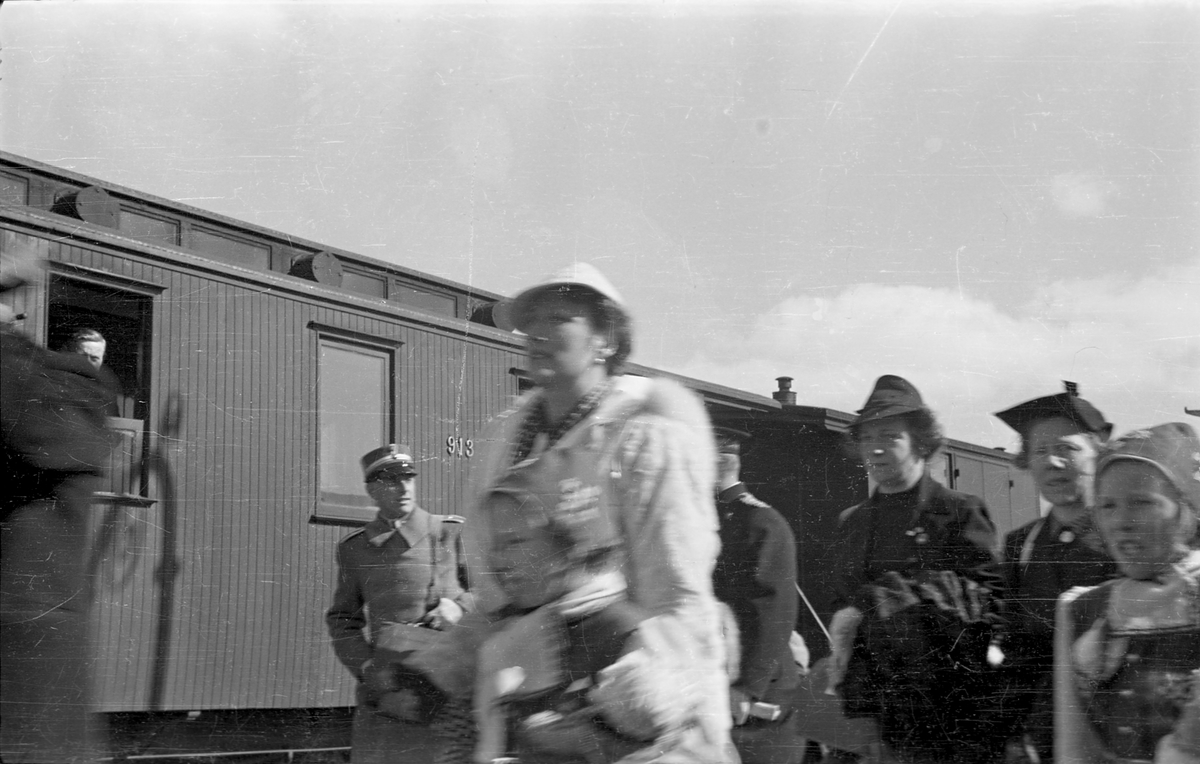 Hamar stasjon, 9. april 1940. Kongefamilien og regjeringen ankommer jernbanestasjonen, Kronprinsesse Märtha. prinsesse Astrid, prinsesse Ragnhild og bak barnepike Signe Svendsen,