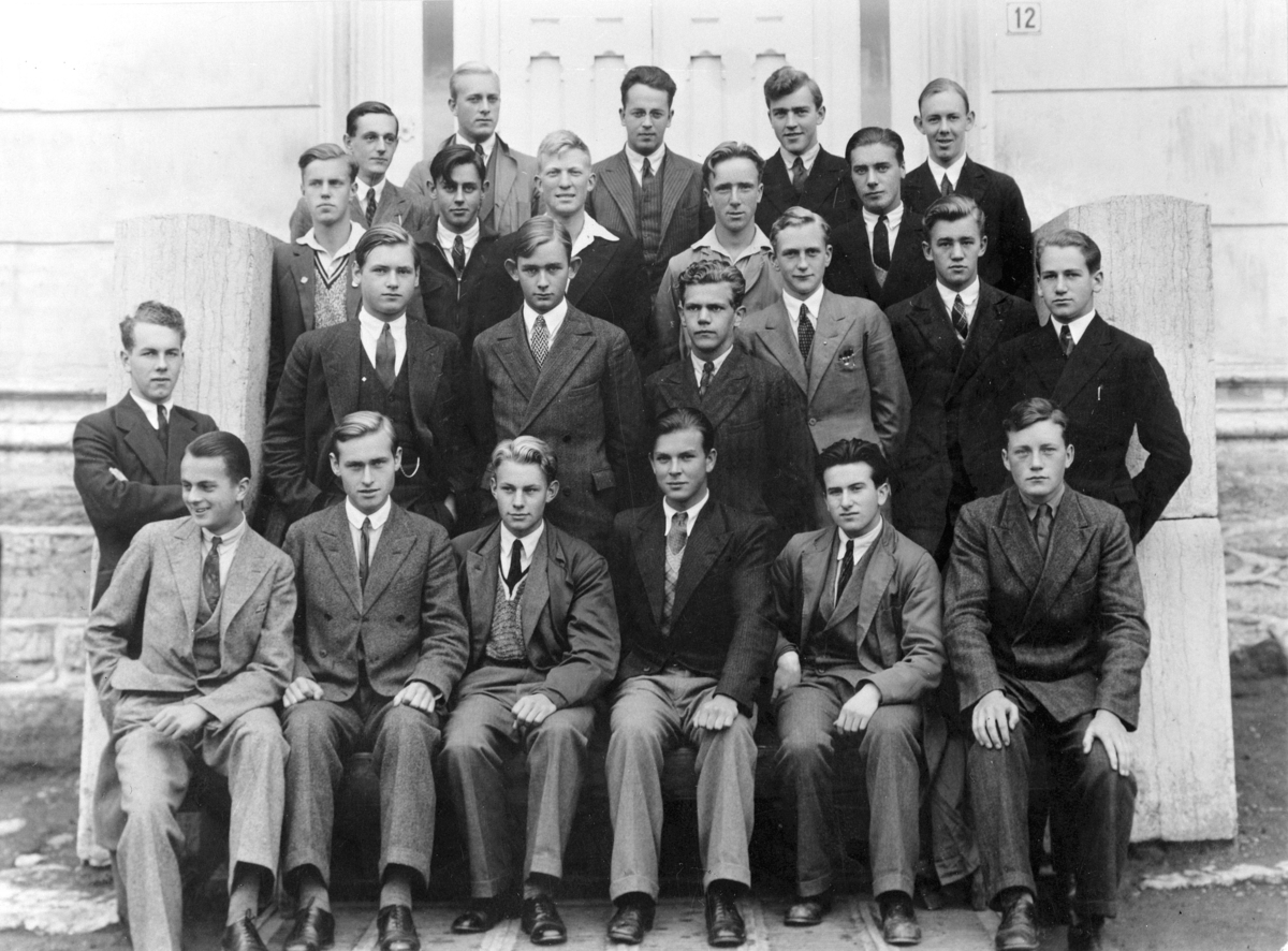 Gruppebilde, Skoleklasse. 25 gutter. Repro bestilt av Tannlege Glorvigen i 1974