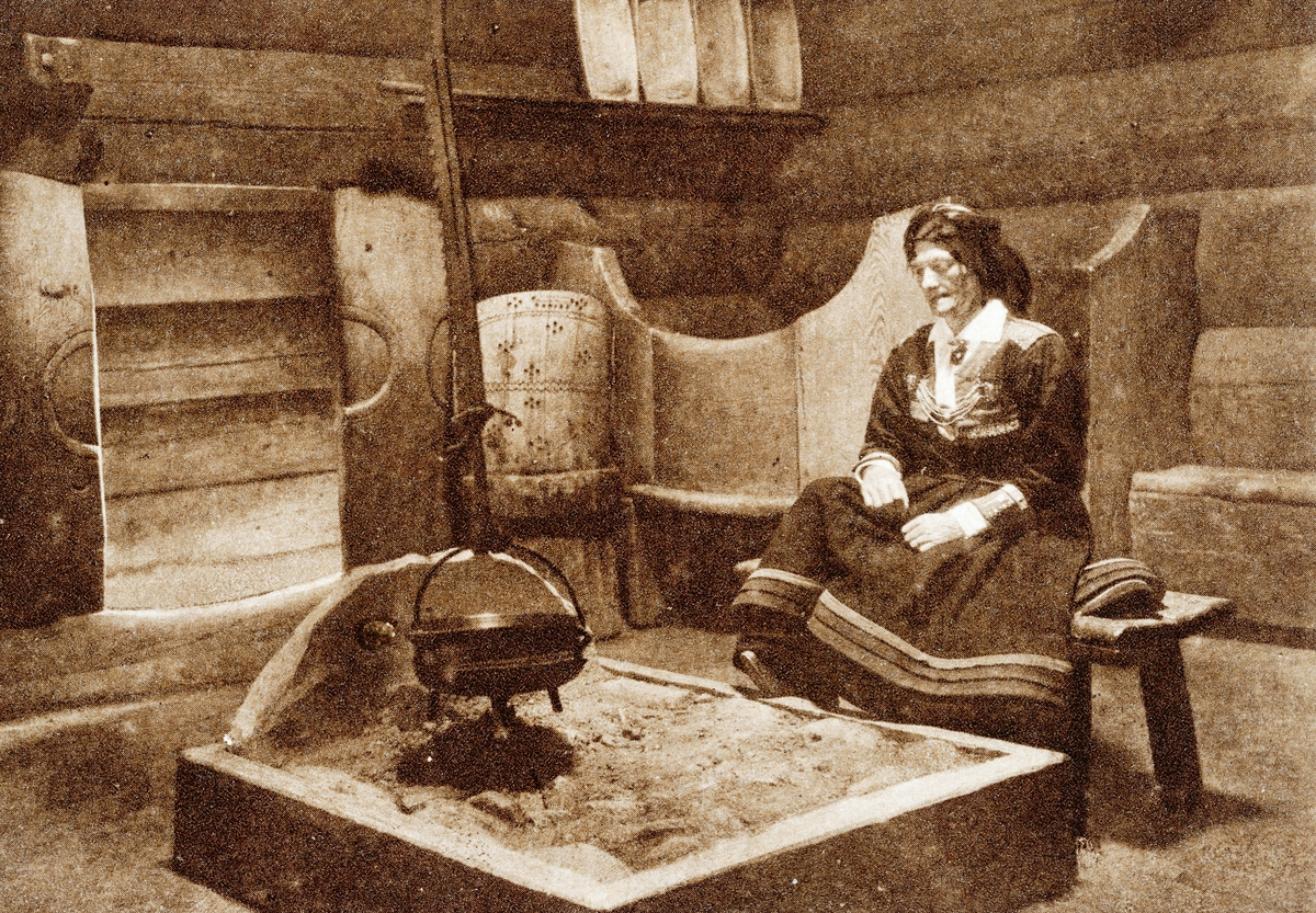 Postkort. Åmlistuen fra Valle i Setesdal. Norsk Folkemuseum. Interiør. 1932. N. F. 132. 