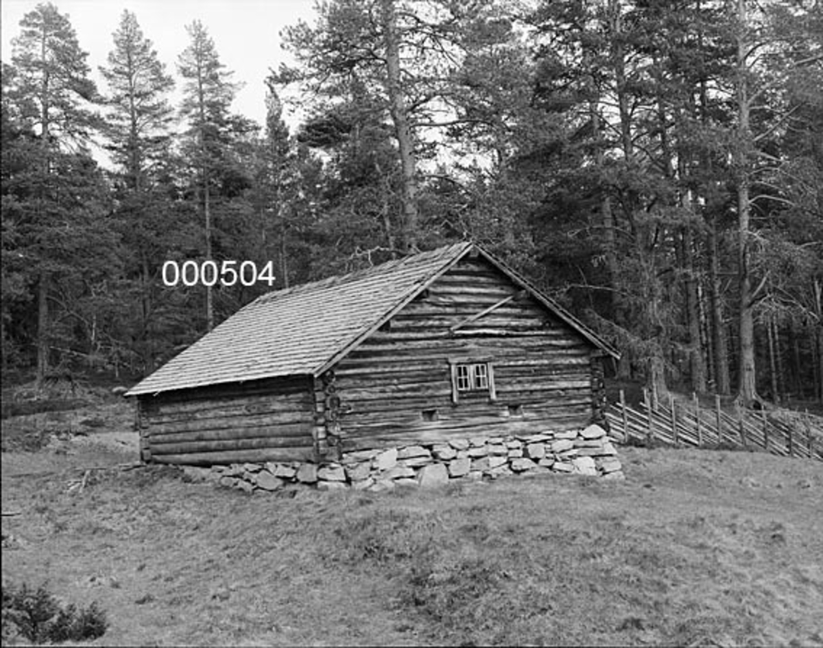 Fjøset på Lillebovollen på Gutulisetra i Engerdal.  Fotografiet viser et laftet fjøs med stikketekket saltak.  Bygningen kviler på en forholdsvis høy tørrmurt gråsteinsmur.  Den er plassert i utkanten av en setervoll, der en skigard markerer overgangen mot den bakenforliggende furuskogen. 

Gutulia ble nasjonalpark i 1968.  I 1972 dro fylkeskonservartor Per Martin Tvengsberg og museumsbestyrer Tore Fossum fra Norsk Skogbruksmuseum dro på befaring til Gutulisetrene, der de fotograferte og målte opp grunnplanene på bygningene.  Miljøverndepartementet bevilget 100 000 kroner til restaurering av Sorken-gardenes seterhus, som departementet hadde kjøpt i forbindelse med opprettelsen av Gutulia nasjonalpark.  Bebyggelsen på Lillebovollen, som er avbildet på dette fotografiet ble ikke overtatt av departementet.  Den øvrige bebyggelsen på Gutulisetrene ble restaurert av håndverkerne Ole Haugen, Johan Elgåen og Konrad Nilsen under faglig veiledning av Tore Fossum. 