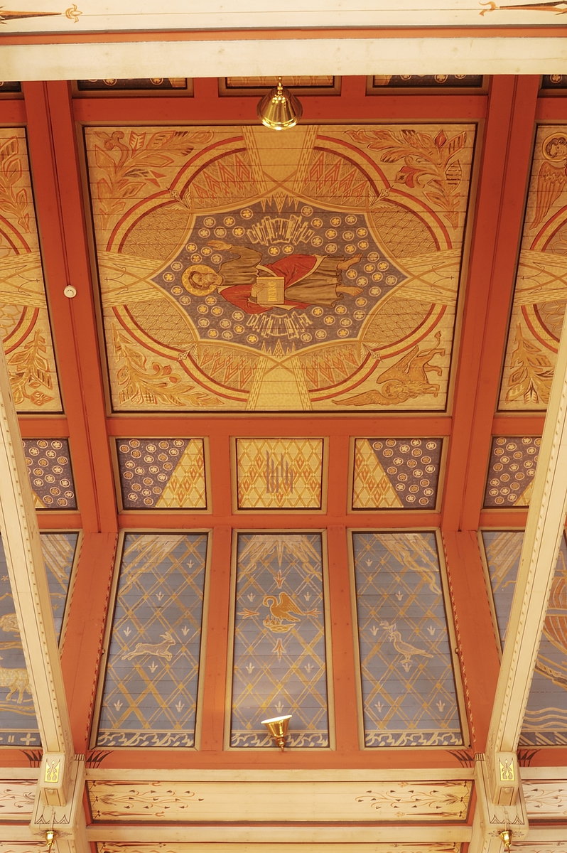 Hamar domkirke, interiør 2004. 
"Takfelt og sidefelt må sees i sammenheng. Fra evangelisten stråler budskapet. Symbolene nedenfor forteller om innholdet" (Bildetekst fra heftet "Hamar Domkirke-om kirkerommet som historisk fortelling" skrevet av Ragnar Pedersen. 2004. 