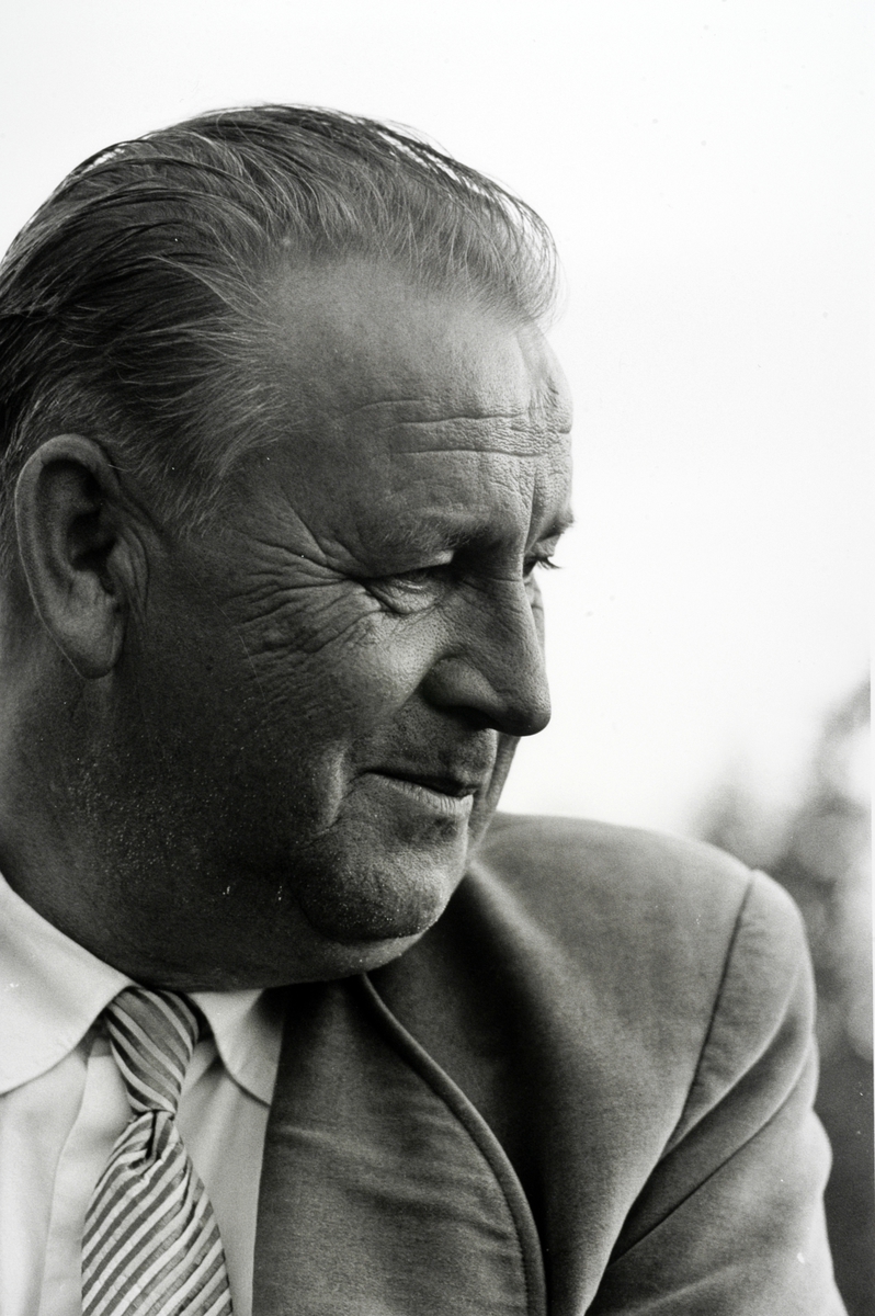 Ringsaker, Rudshøgda, Prøysenstua ved Præstvægen, portrett av forfatter Alf Prøysen, fotografert av Johan Brun, som sto på trykk i Dagbladet lørdag 2. september 1961,   